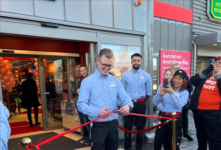 Andreas Karlsson, ICA-handlare på ICA Skutskär, inviger butiken.