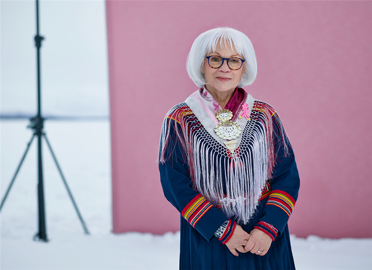 Årets Rosa Bandet är designat av Britta Marakatt-Labba, en prisbelönt textilkonstnär